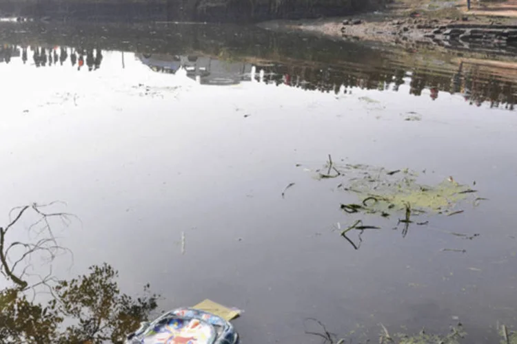 
	Mochila flutua na &aacute;gua ap&oacute;s uma minivan escolar com 15 crian&ccedil;as cair em uma lagoa: tr&ecirc;s crian&ccedil;as morreram no local da trag&eacute;dia, e outras oito no hospital para onde foram levadas
 (Reuters)