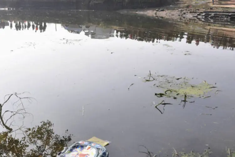 Mochila flutua na água após uma minivan escolar com 15 crianças cair em uma lagoa em Guixi, província de Jiangxi na China (Reuters)