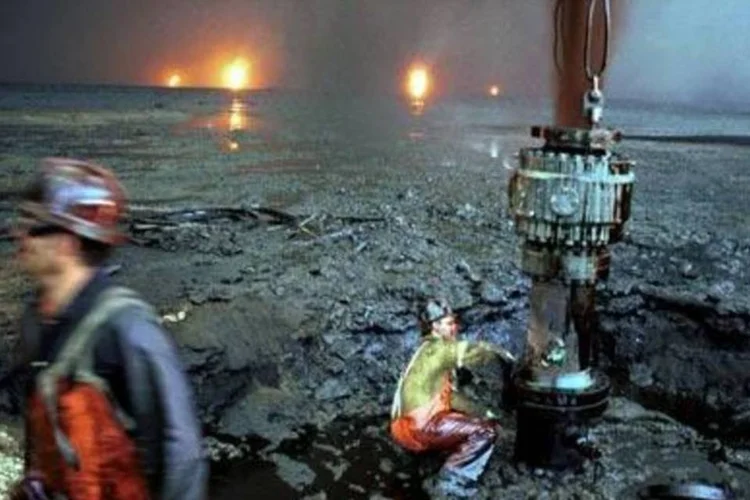 O maior desastre petrolífero da história: bombeiros tentam controlar vazamento provocado pelas tropas iraquianas, no Kuwait, em 1991 (.)