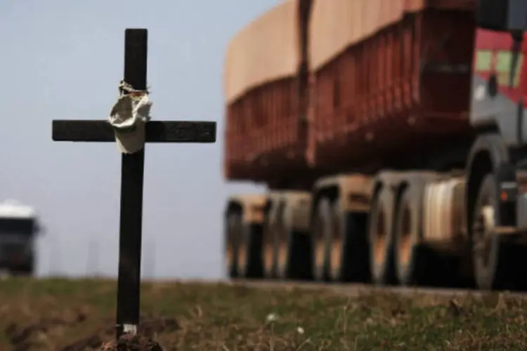 
	Cruz na beira da estrada marca local de morte:&nbsp;taxa de fatalidade em acidentes no carnaval foi de 1,9 morte para cada milh&atilde;o de ve&iacute;culos que circularam pelas estradas
 (REUTERS/Nacho Doce)