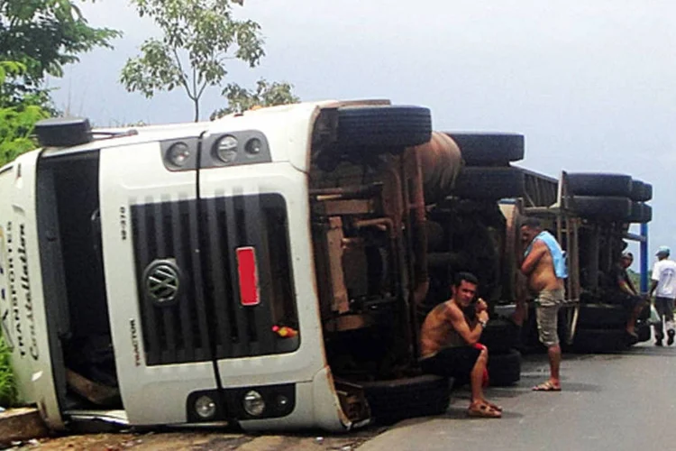 
	Acidentes em Rodovias: a&nbsp;PRF fiscalizou 84 mil ve&iacute;culos durante o feriado, sendo que mais de 24 mil motoristas foram multados
 (Ilustração/Flickr)