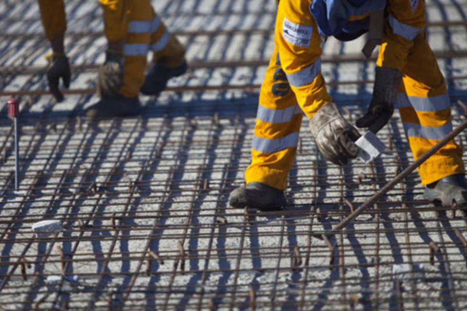 Funcionário da OAS ajusta as barras de aço na construção de uma ponte sobre a baía de Guanabara, no Rio de Janeiro (Dado Galdieri/Bloomberg/Bloomberg)