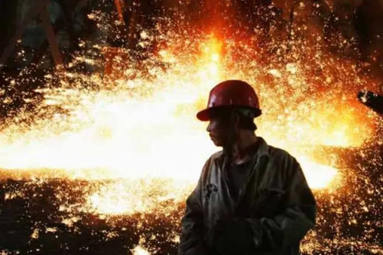 
	Funcion&aacute;rio em uma ind&uacute;stria na China: produ&ccedil;&atilde;o industrial cresceu 8,9% em mar&ccedil;o, em rela&ccedil;&atilde;o a um ano atr&aacute;s, ante expectativas de 10%
 (Feng Li/Getty Images)