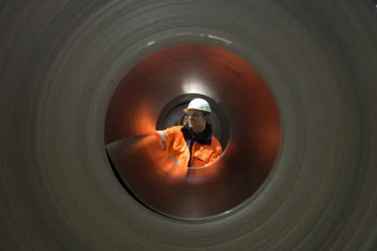 Trabalhador inspeciona um rolo de aço em uma siderúrgica da ThyssenKrupp em Duisburg, na Alemanha (Wolfgang von Brauchitsch/Bloomberg)