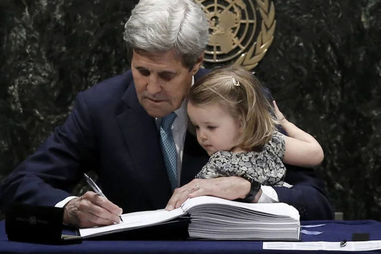 
	John Kerry assina acordo com sua neta: &quot;Nunca antes tantos pa&iacute;ses assinaram um acordo internacional em um &uacute;nico dia&quot;
 (Mike Segar / Reuters)