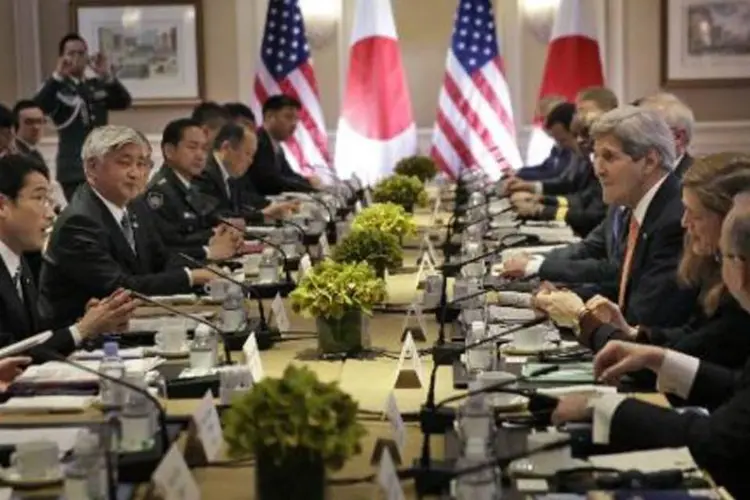 Reunião do chanceler Fumio Kishidal e ministro da Defesa Nakatani com o secretário de Estado americano John Kerry (Seth Wenig/AFP)