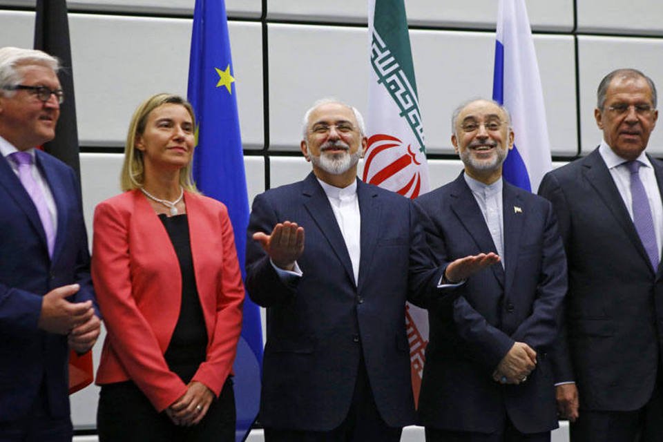 
	Ministros europeus, russos e iranianos tiram foto para celebrar acordo qie regulariza programa nuclear civil em Teer&atilde;
 (REUTERS/Leonhard Foeger)