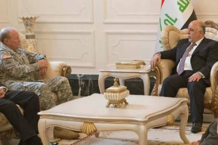 Premiê iraquiano Haidar al-Abadi com autoridades da segurança (D. Myles Cullen/AFP)