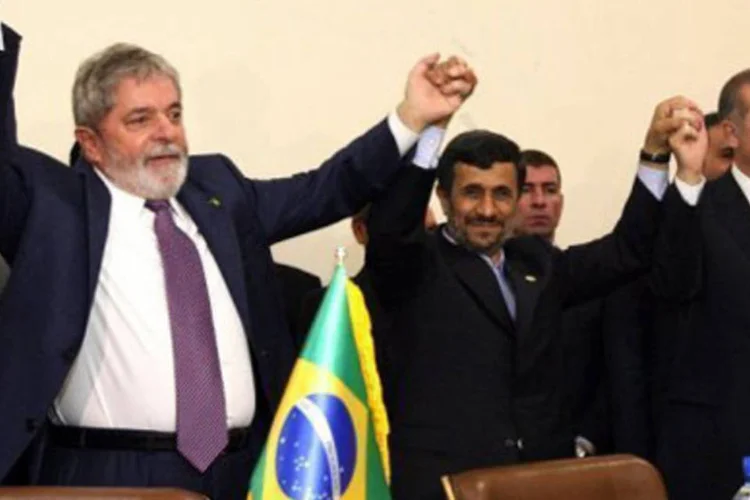 Lula, Mahmud Ahmadinejad e primeiro-ministro turco, Recep Tayyip Erdogan: Brasil e Turquia não foram oficialmente aceitos em negociações (Atta Kenare/AFP)