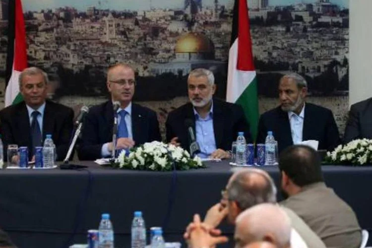 O líder do Hamas Ismail Haniya (c) e o premier palestino, Rami Hamdallah (2e), participam de uma entrevista coletiva em Gaza (Said Khatib/AFP)