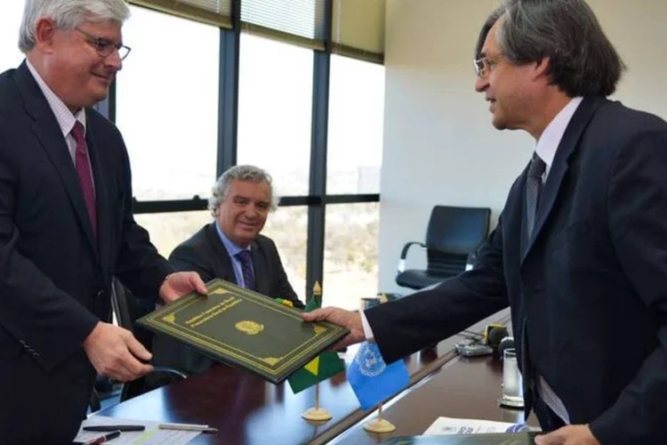 O procurador-geral da República, Rodrigo Janot, e o representante do Acnur, Andrés  Ramírez, assinam memorando para proteção a refugiados (Wilson Dias/Agência Brasil)