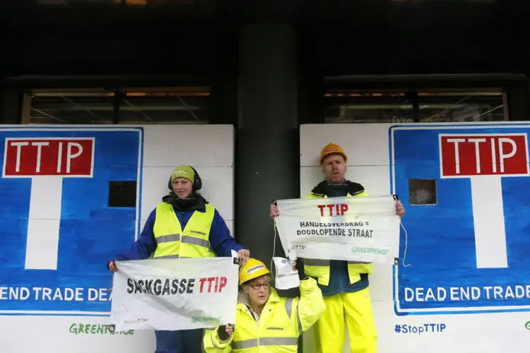 
	Acordo Transatl&acirc;ntico: ativistas do Greenpeace que se acorrentaram nas portas do local da reuni&atilde;o, tentando impedir ou atrasar seu in&iacute;cio
 (Francois Lenoir / Reuters)