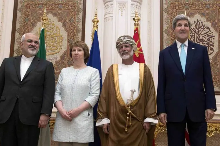 Ministro das Relações Exteriores do Irã, Javad Zarif, a representante da União Européia, Catherine Ashton, o Ministro das Relações Exteriores de Omã, Yussef bin Alawi e o Secretário de Estado dos EUA, John Kerry, posam para foto em Muscat (Reuters/Nicholas Kamm/Pool)