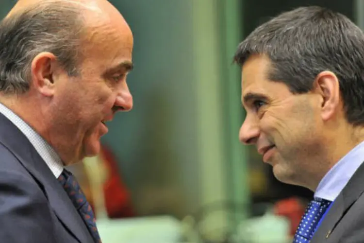 Os ministros da Espanha e de Portugal antes da reunião de Bruxelas sobre a supervisão dos bancos europeus (AFP/Georges Gobet)