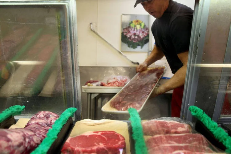 Vendedor arrumandos as carnes a venda em um açougue em North Miami Beach, na Flórida (Joe Raedle/Getty Images)