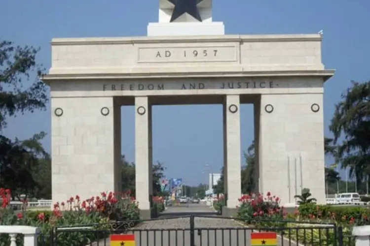 
	Arco da Independ&ecirc;ncia, em Acra, Gana: segundo dados do FMI, a economia de Gana cresceu em m&eacute;dia 7,8% ao ano desde 2005
 (George Appiah/Wikimedia Commons)