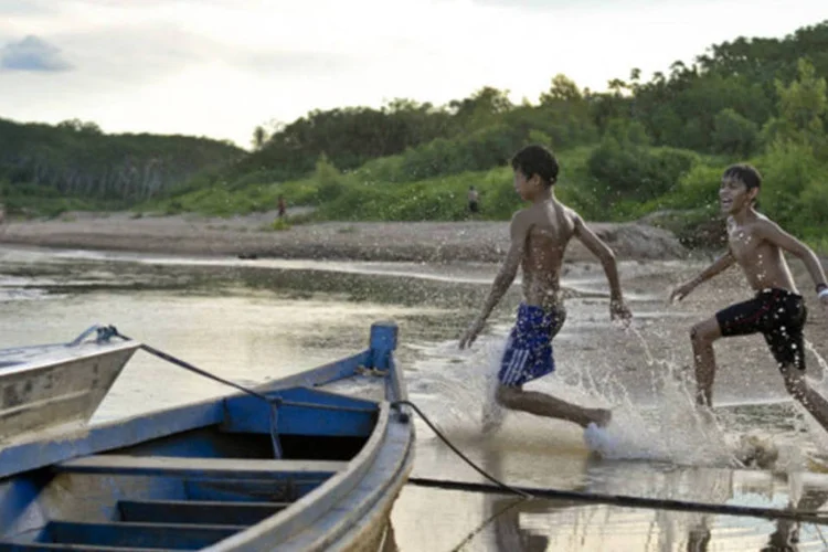 
	Crian&ccedil;as brincam no Rio Acre:&nbsp;a Defesa Civil manter&aacute; a situa&ccedil;&atilde;o de alerta, em parceria com diversos &oacute;rg&atilde;os, para acionar as medidas de seguran&ccedil;a caso o Rio Acre torne a elevar seu n&iacute;vel.
 (Marcello Casal Jr/ABr)