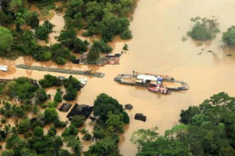 
	Cheia no Acre: atraso provocado pela dificuldade de navega&ccedil;&atilde;o e por problemas de log&iacute;stica causou desabastecimento nos postos de combust&iacute;vel da capital Rio Branco
 (Divulgação Secom Acre/Sergio Vale/Agência Brasil)