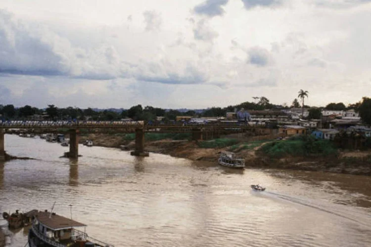 
	Rio Acre, cortando a cidade de Rio Branco, no Acre: situa&ccedil;&atilde;o levou o governo a montar um gabinete de crise para acompanhar e gerenciar a situa&ccedil;&atilde;o
 (Marcos Rosa/Veja)