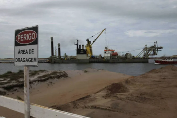 
	Obras da EBX, de Eike Batista, no Porto do A&ccedil;u, em S&atilde;o Jo&atilde;o da Barra (RJ)
 (REUTERS/Ricardo Moraes)