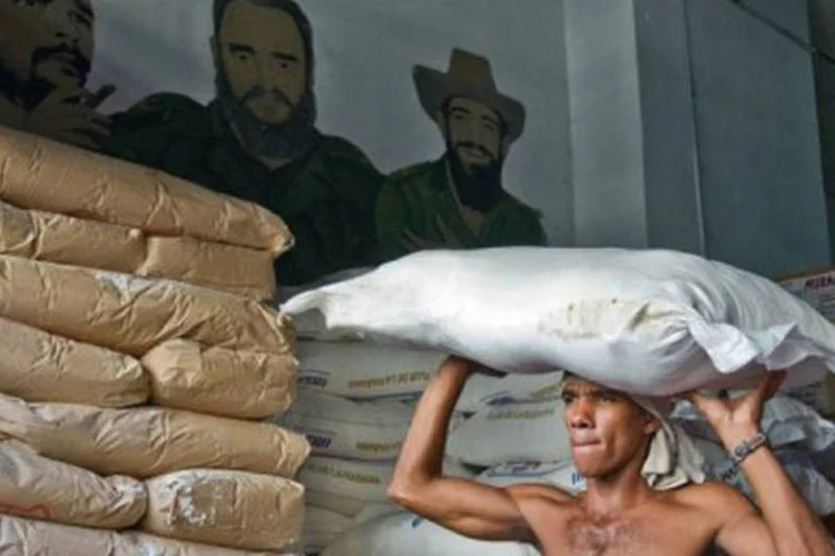 A indústria açucareira foi durante anos a coluna vertebral da economia da ilha, mas sofreu com a queda da URSS (AFP)