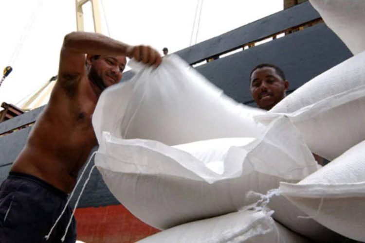 
	A&ccedil;&uacute;car para exporta&ccedil;&atilde;o no Porto de Santos: a Copersucar responde por 25% de todo o a&ccedil;&uacute;car movimentado em Santos
 (Jean-Pierre Pingoud/Bloomberg News)