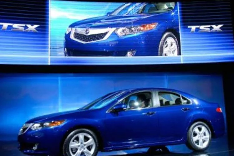 Acura TSX apresenta falha na mangueira hidráulica (.)