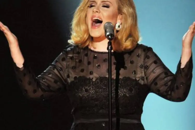 Adele canta no Grammy 2012: cantora ganhou seis prêmios Grammy em fevereiro (Kevin Winter/Getty Images)
