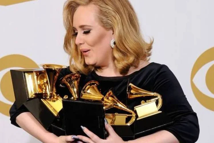 Adele ganhou 6 prêmios em cerimônia marcada pela repentina morte, no sábado, de Whitney Houston (Kevork Djansezian/Getty Images)