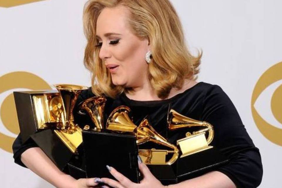 Adele arrasa nos Grammys, marcados pela morte de Whitney Houston