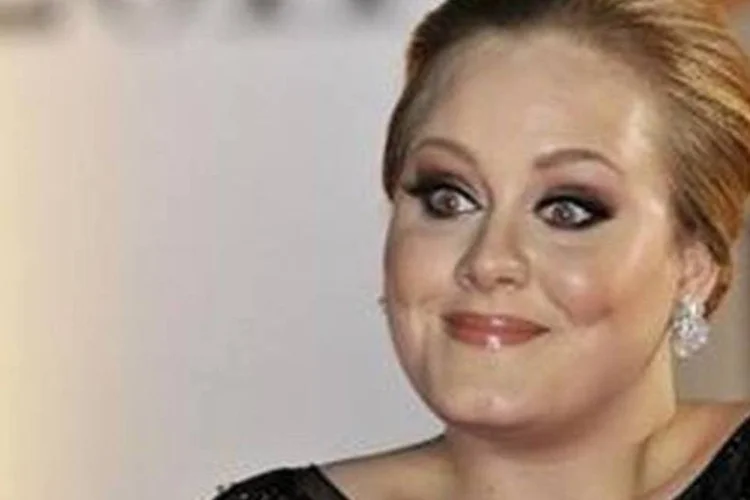 Cantora inglesa Adele Adkins no prêmio BRIT music, em Londres (Toby Melville/Reuters)