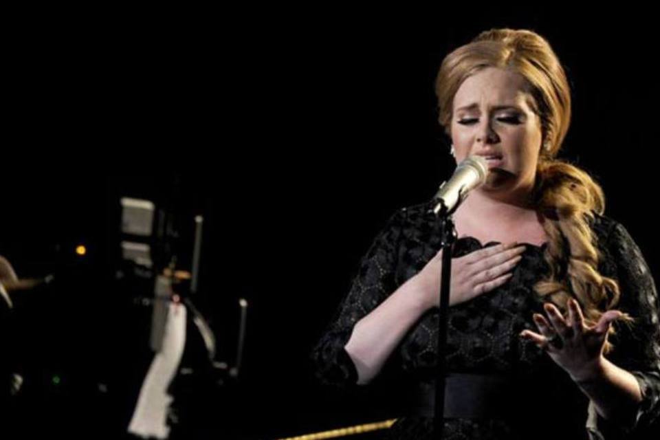 Cantora Adele se recupera de cirurgia nas cordas vocais