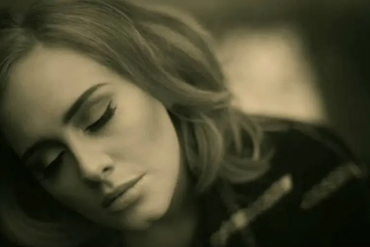 
	Adele no v&iacute;deo de &quot;Hello&quot;: cantora vendeu 3,38 milh&otilde;es de c&oacute;pias do &aacute;lbum &quot;25&quot; em sua primeira semana no mercado americano
 (Reprodução/Youtube)