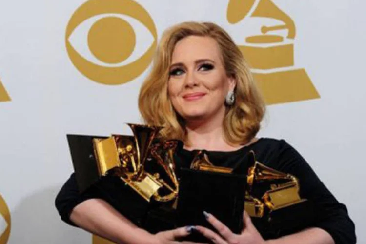 Adele exibe os seis troféus conquistados na 54ª edição do Grammy
 (Frederic J. Brown/AFP)