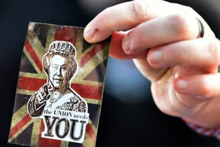 Partidário do "não" exibe um adesivo com a imagem da rainha, em Edimburgo (Ben Stansall/AFP)