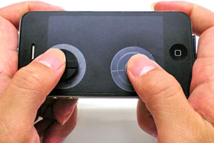 Adesivo cria controle de jogos para iPhone (Donya Japan/Divulgação)