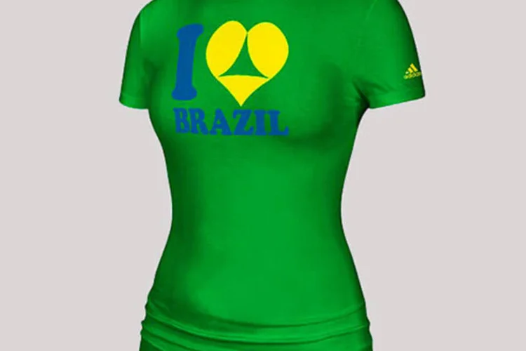
	Camiseta da Copa com apelo sexual: a patrocinadora da Copa do Mundo disse que suspender&aacute; a venda das camisetas, porque acompanha de perto a opini&atilde;o de seus consumidores e parceiros. (Reprodução/adidas.com/us)