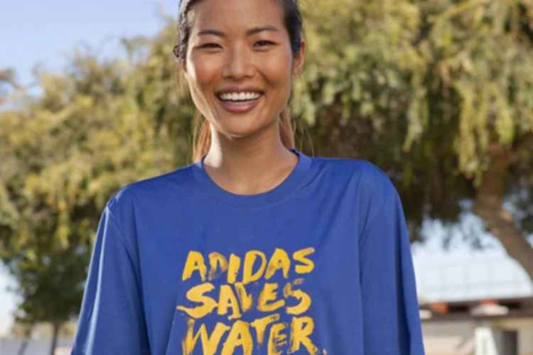 
	Camiseta com a tecnologia DryDye: segundo a marca, a cada dois anos, &eacute; necess&aacute;rio um volume de &aacute;gua equivalente ao Mar Mediterr&acirc;neo para fazer o processo de tingimento na f&aacute;brica
 (Divulgação)