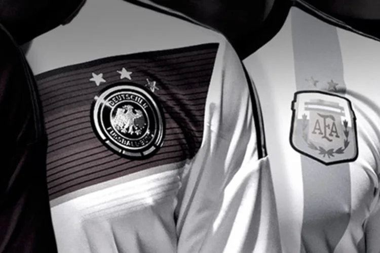 Adidas está presente na camisa da Alemanha e Argentina, seleções que irão se enfrentar no domingo (Reprodução)