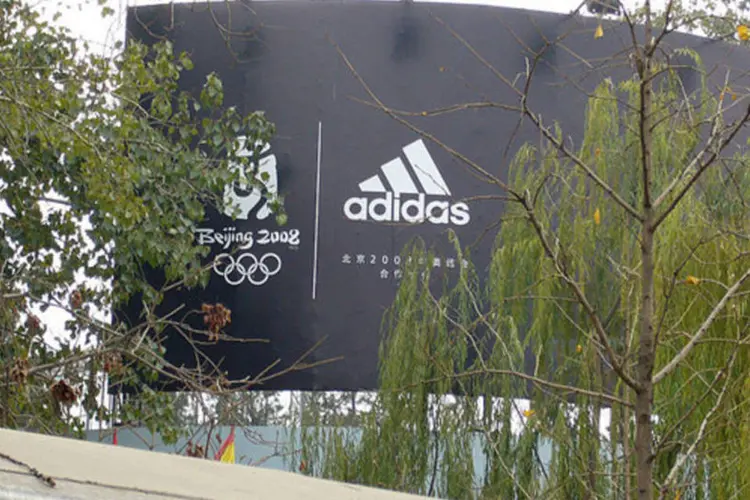 
	Adidas: empresa disse que agora espera vendas e lucro operacional
 (Xiaming/Wikimedia Commons)