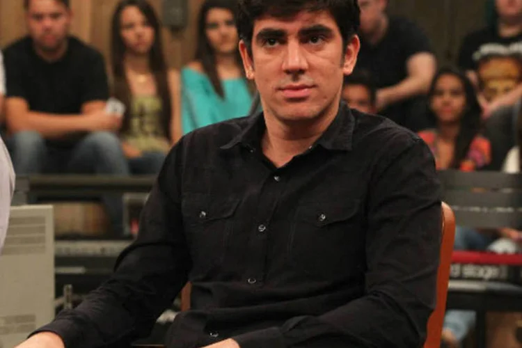 Marcelo Adnet será um dos protagonistas de "O Dentista Mascarado", seriado escrito por Alexandre Machado e Fernanda Young e dirigido por José Alvarenga Jr. (TV Globo/Reprodução)