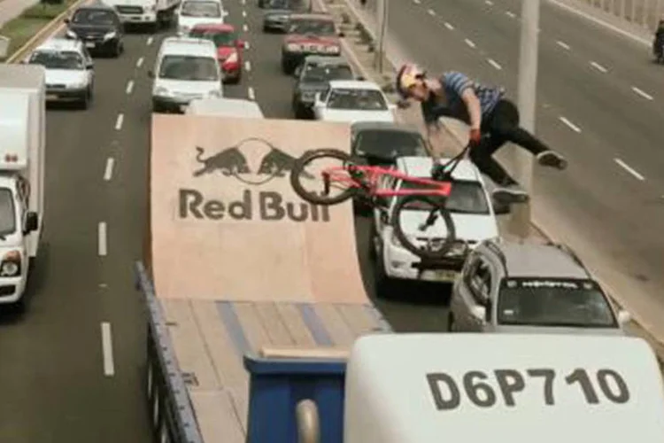 Ciclista em cima de caminhão em ação da Red Bull: "rampas são tão estreitas e o trânsito cria um nível de stress que os teus sentidos precisam estar treinados", disse Dhers (Divulgação/Red Bull)