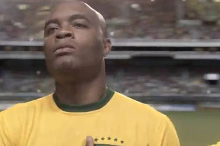 Anderson Silva aparece em trecho do comercial da Vivo, com criação da DM9DDB, que reúne também Pelé (Reprodução)