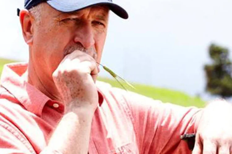 Luiz Felipe Scolari na Granja Comary: Felipão mostra todo o cuidado dedicado à plantação de cevada cultivada no solo sagrado do futebol (Divulgação)