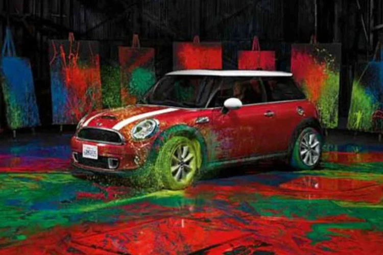Carro da MINI que participará da sessão de Live Painting, realizada pela agência Hurra! para o Grupo Caltabiano (Reprodução)