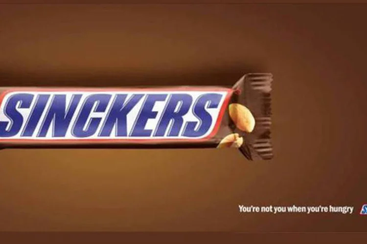 Anúncio do Snickers com a grafia errada: painel mostra o famoso chocolate, mas na embalagem, ao invés de Snickers, a grafia está propositadamente incorreta - “Sinckers” (.)