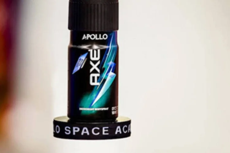 Desodorante Axe em "campo magnético" para simular um espacial espacial que promove a linha Apollo (Divulgação)