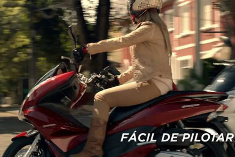 Trecho do comercial da Honda, criado pela agência Y&R, que mostra uma "patricinha" andando em uma moto da marca (Reprodução)