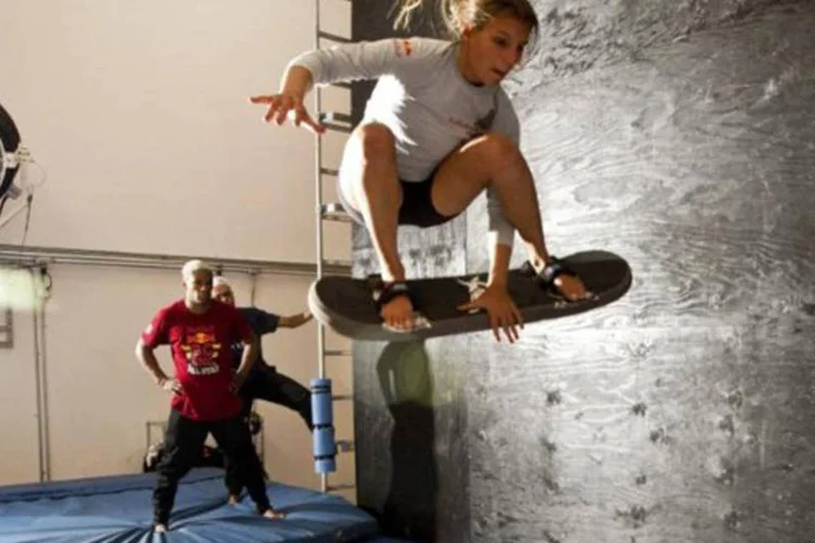 Maya Gabeira em ação: sete atletas, quatro dançarinos e quatro artistas estiveram no Red Bull High Performance Training Center em Santa Monica, na Califórnia (Reprodução)