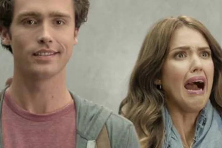 Jessica Alba em campanha da CCAA: um dos destaques da campanha é o brandchannel no YouTube que traz o formato inédito de vídeo exibido na vertical (Reprodução)